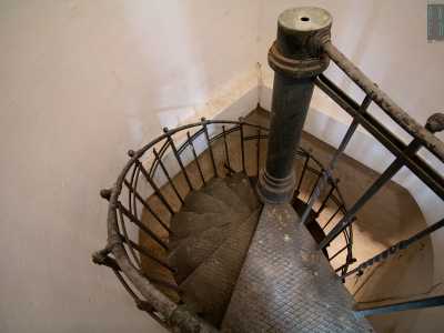 Dopo qualche secondo l�elevatore ci porta al Locale delle trifore. Qui ci attende una strettissima scala a chiocciola che percorre la torre in tutta la sua altezza